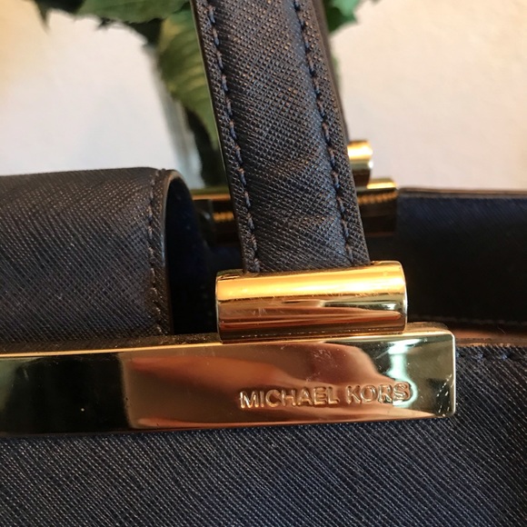 Michael Kors Satchel Bag with gold hardware - Picture 4 of 4